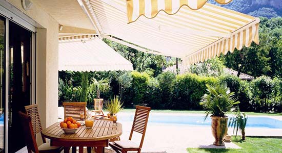 veranda porte vitrée donne sur terrasse
